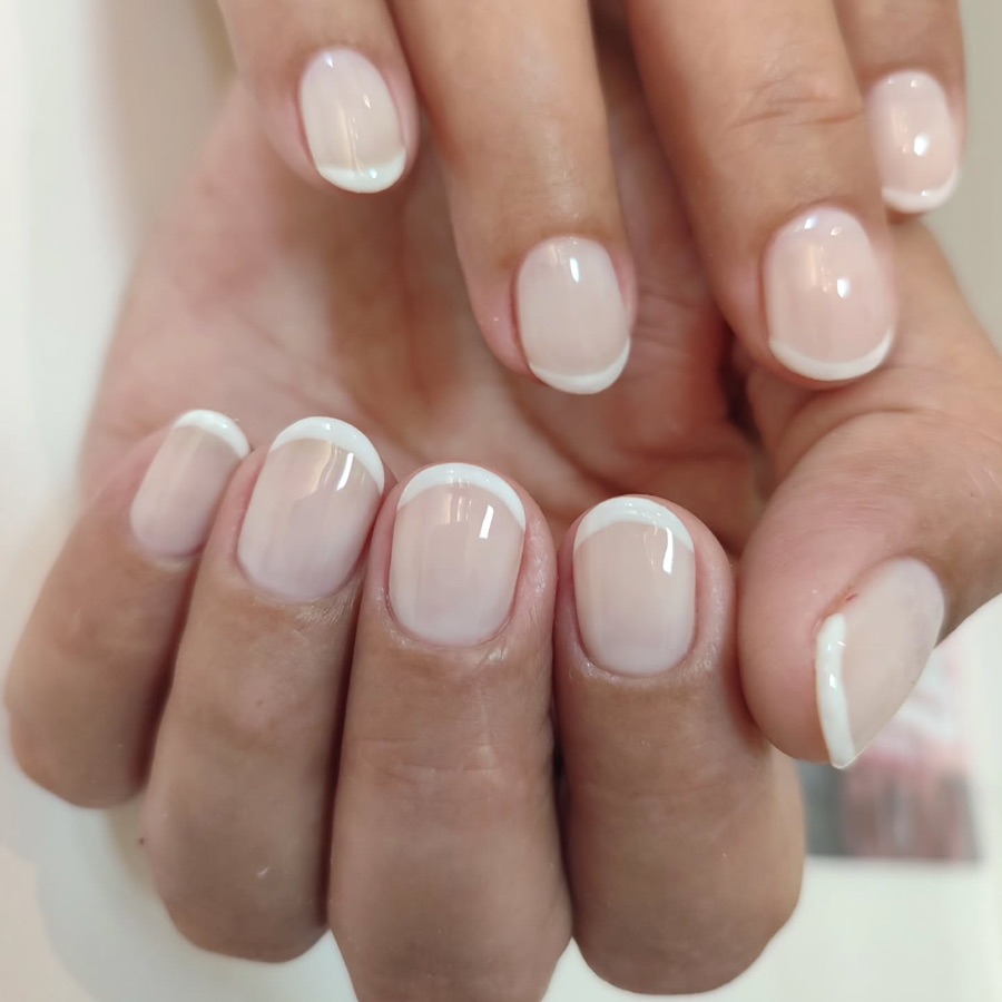 Francesinha clássica em unhas curtas