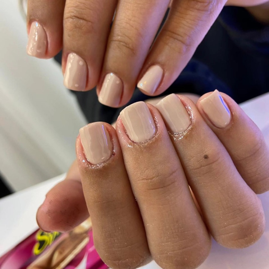 Esmaltação nude com acabamento brilhante